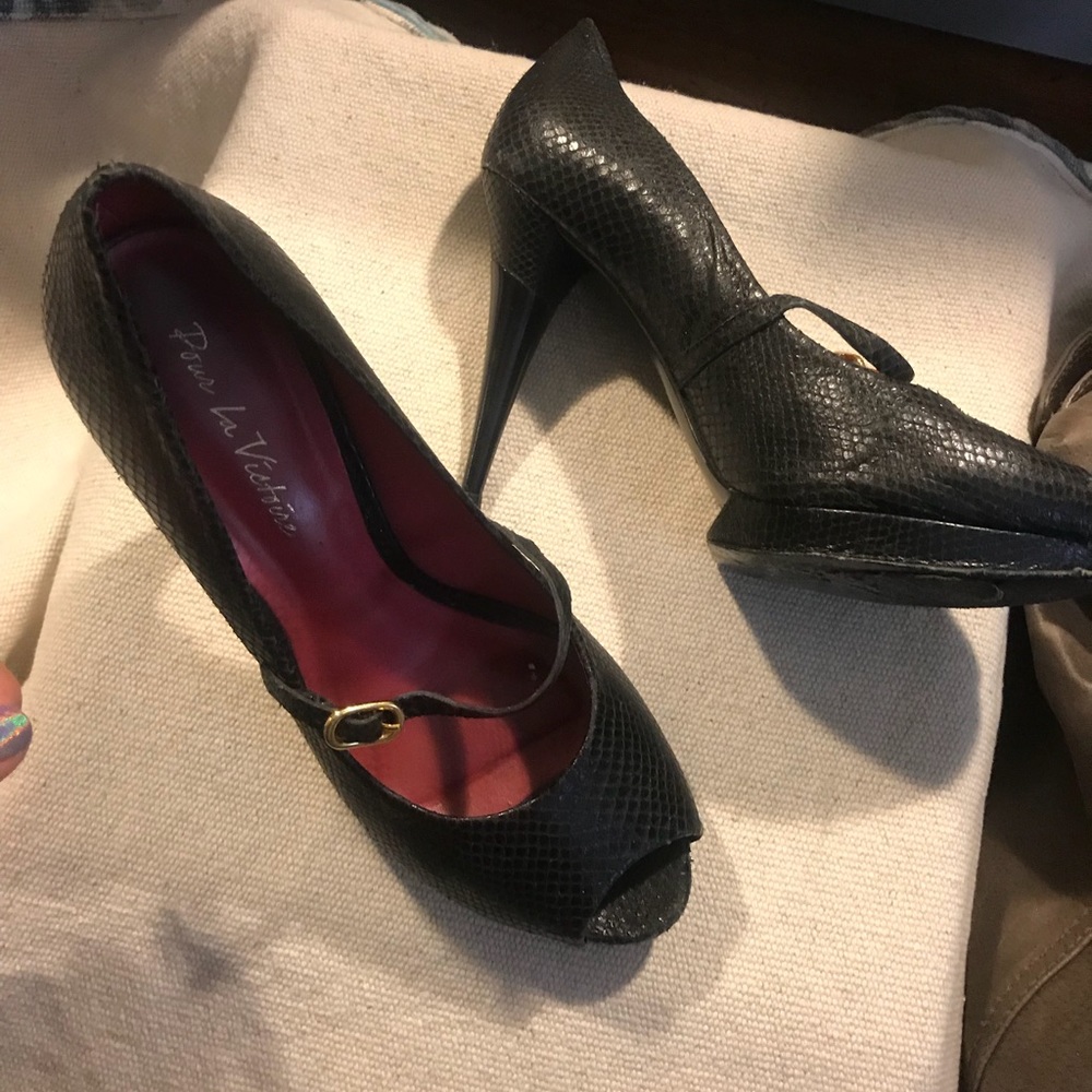 Pour La Victoire snake skin pumps